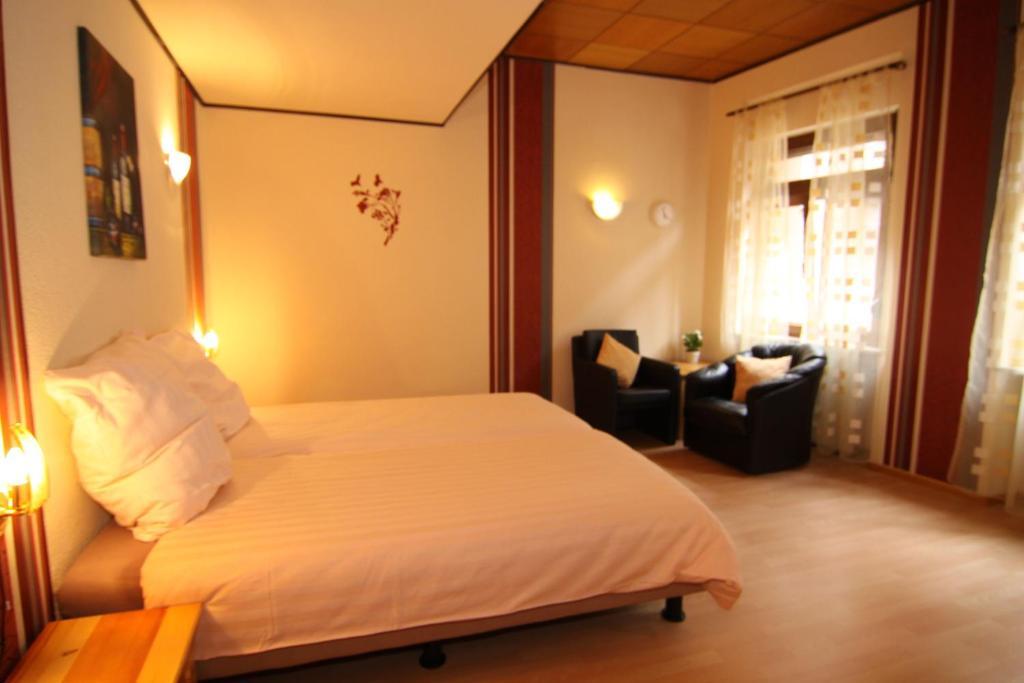 Hotel Zur Dorfschaenke Klotten Chambre photo